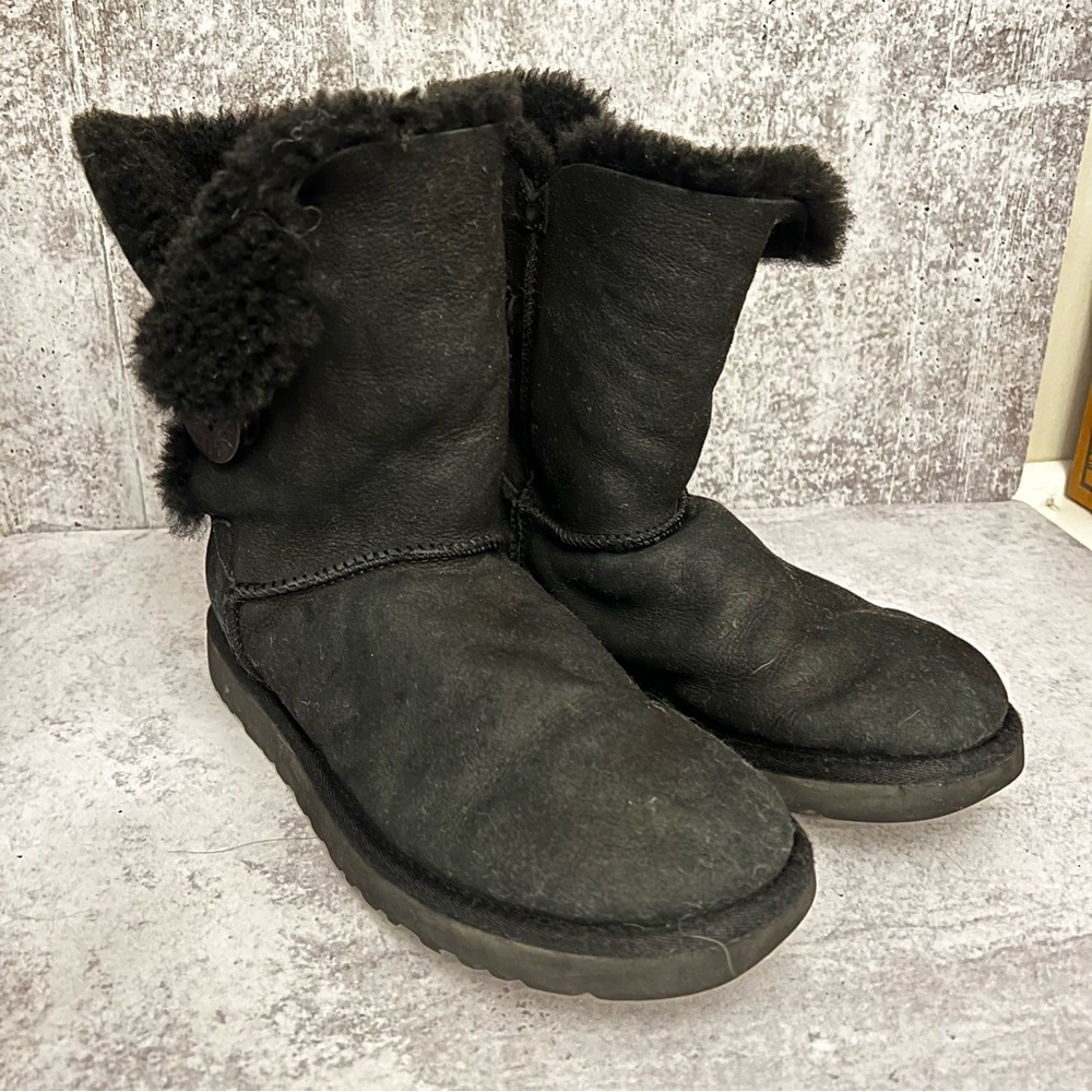 UGG Classic Bailey Button Black Shearling Boots Size 9 Furry Adjustable